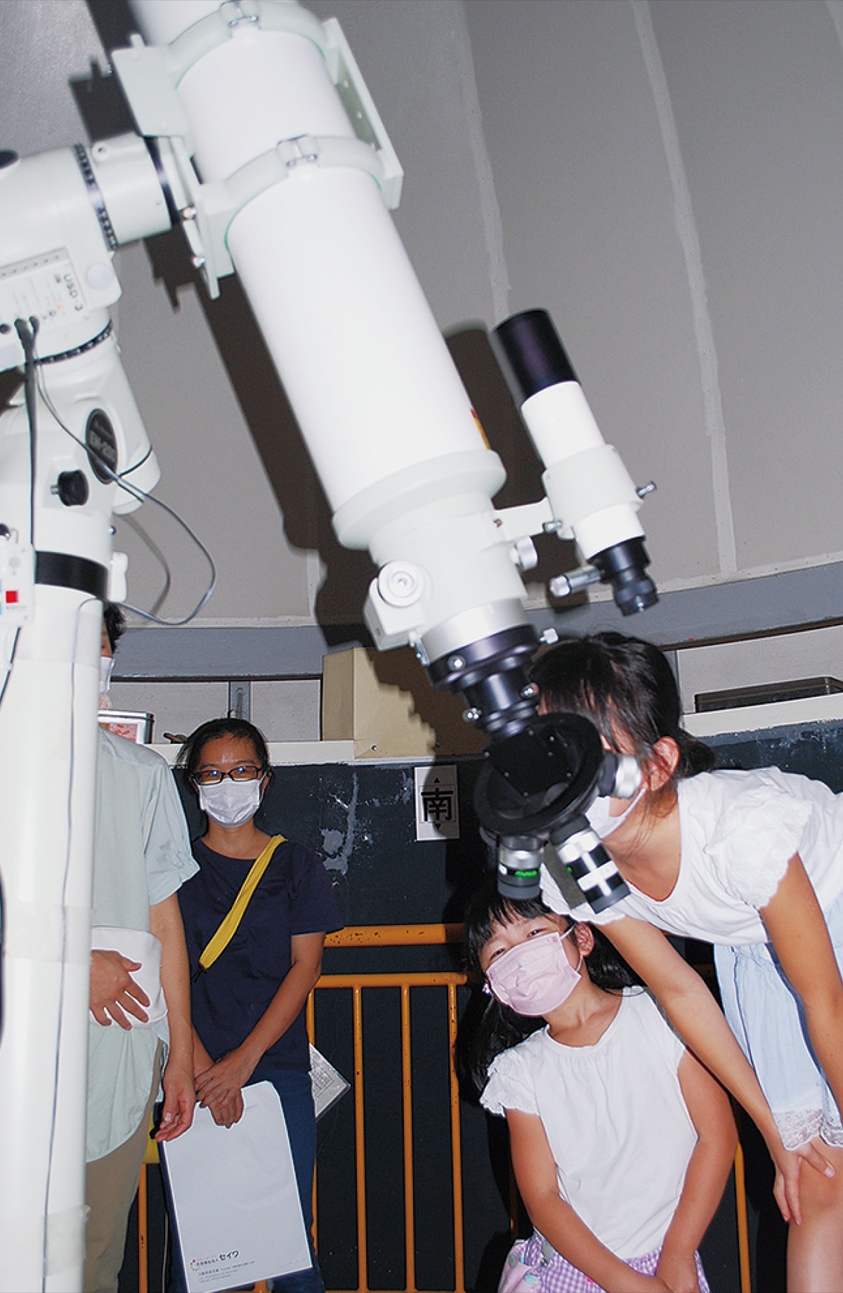 夏の星空に歓声あがる