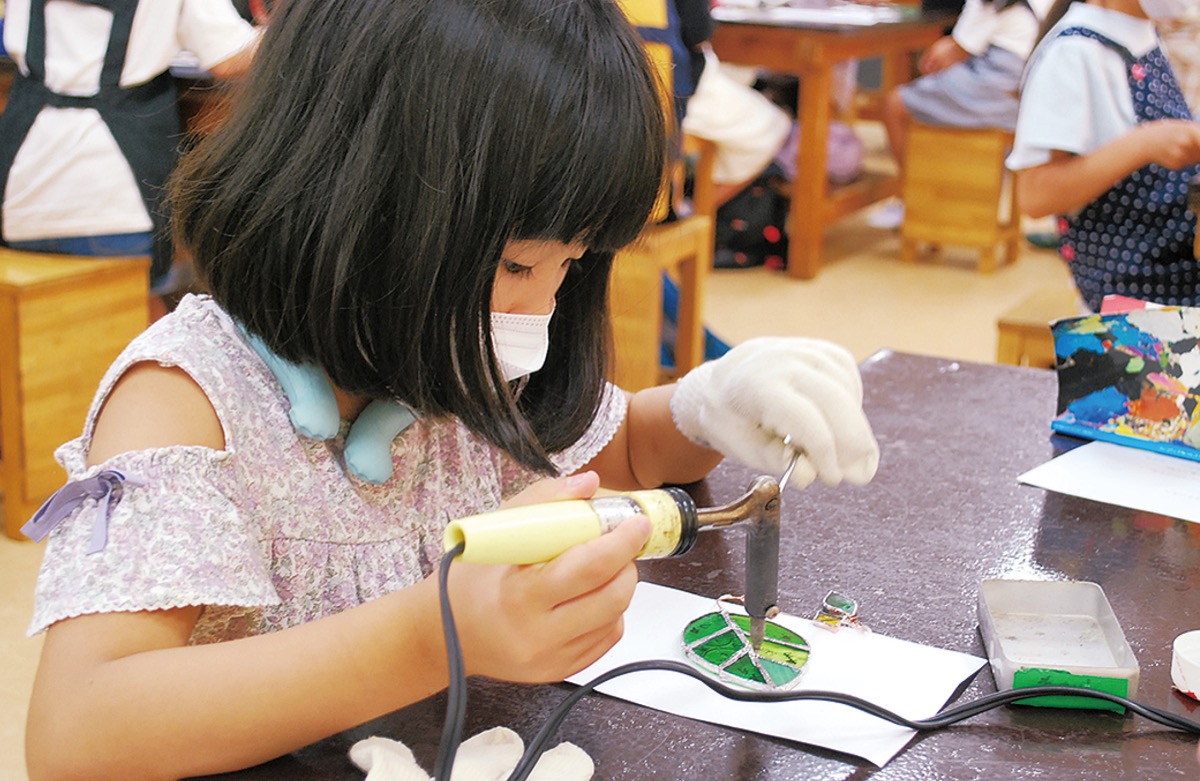 鮮やかなガラスで作品を