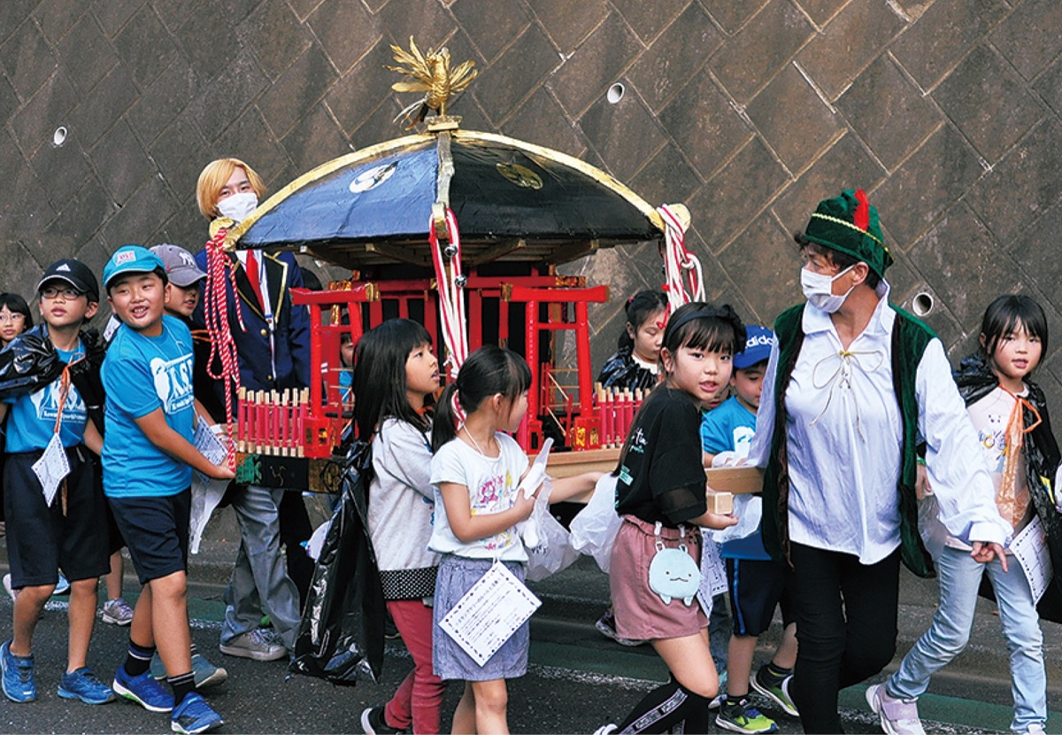 仮装でみこし担ぐ