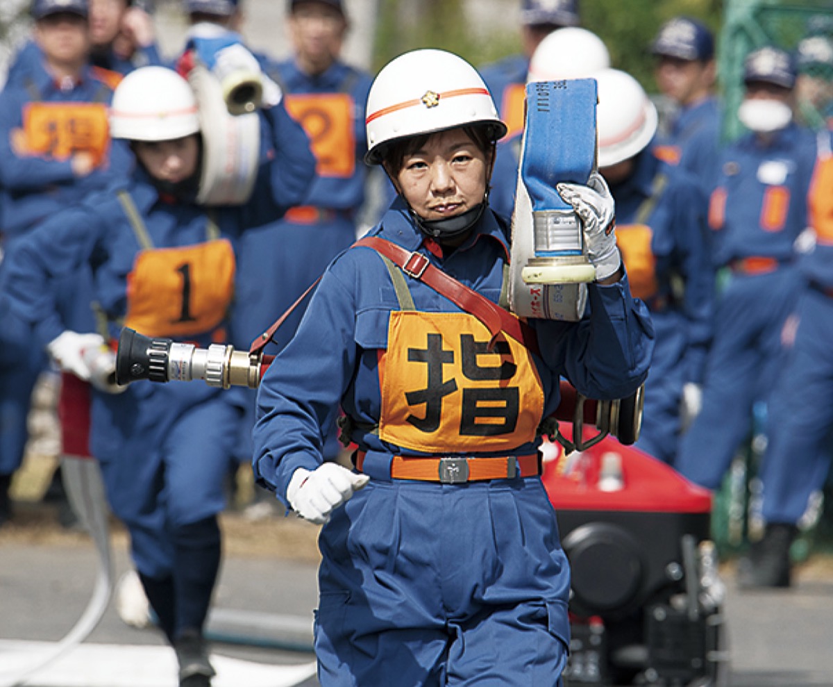 初の操法を披露する女性団員