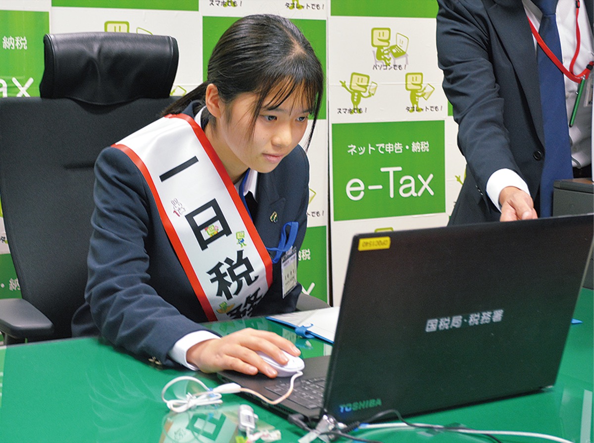 中学生２人が一日署長に