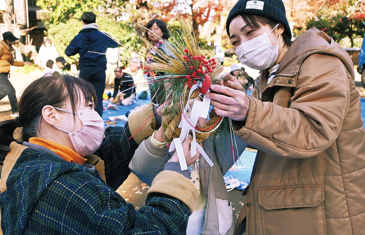 家族でしめ縄飾りづくり