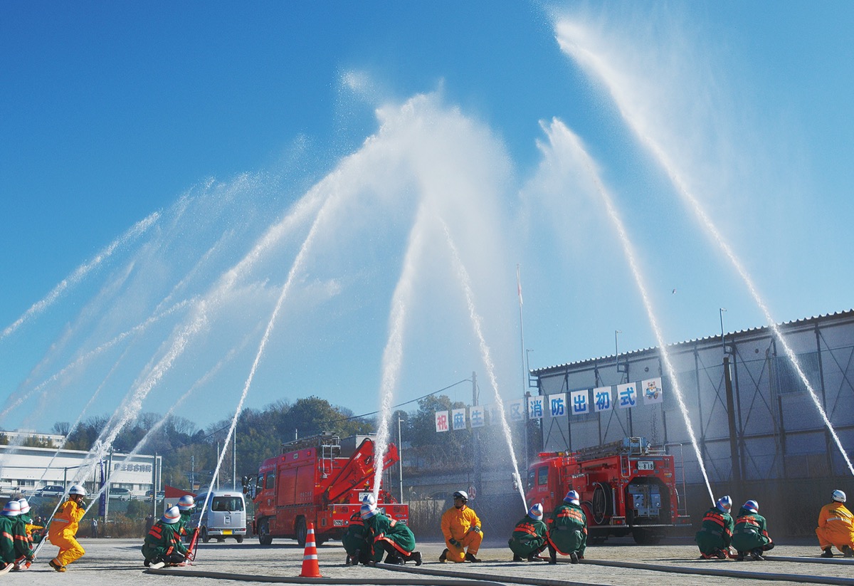 活気あふれる一斉放水