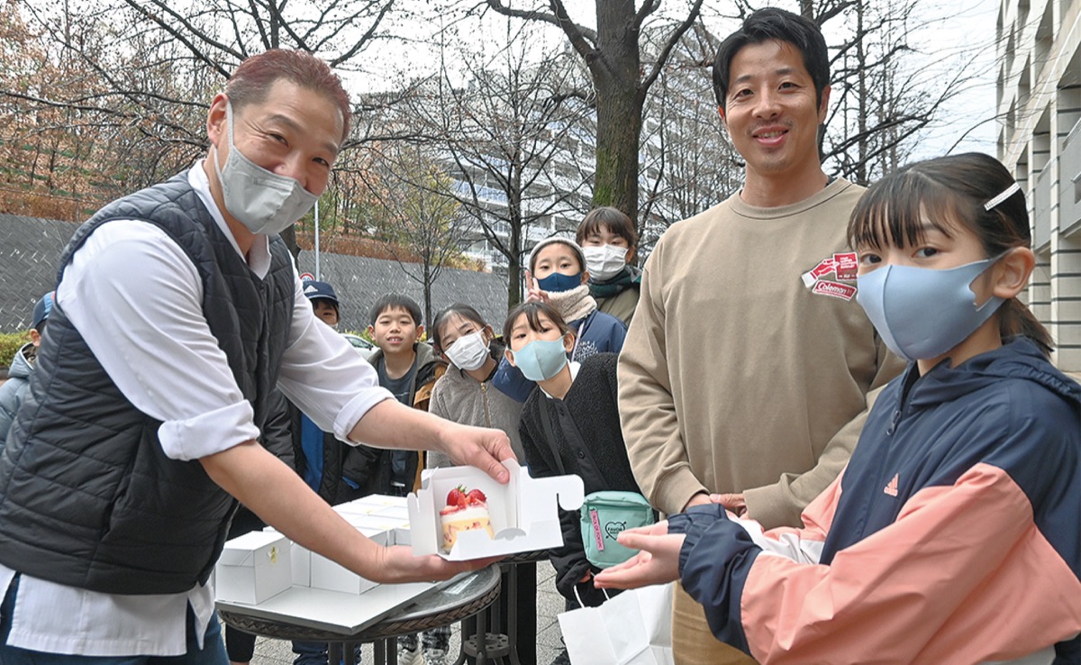 イチゴ収穫、ケーキに交換