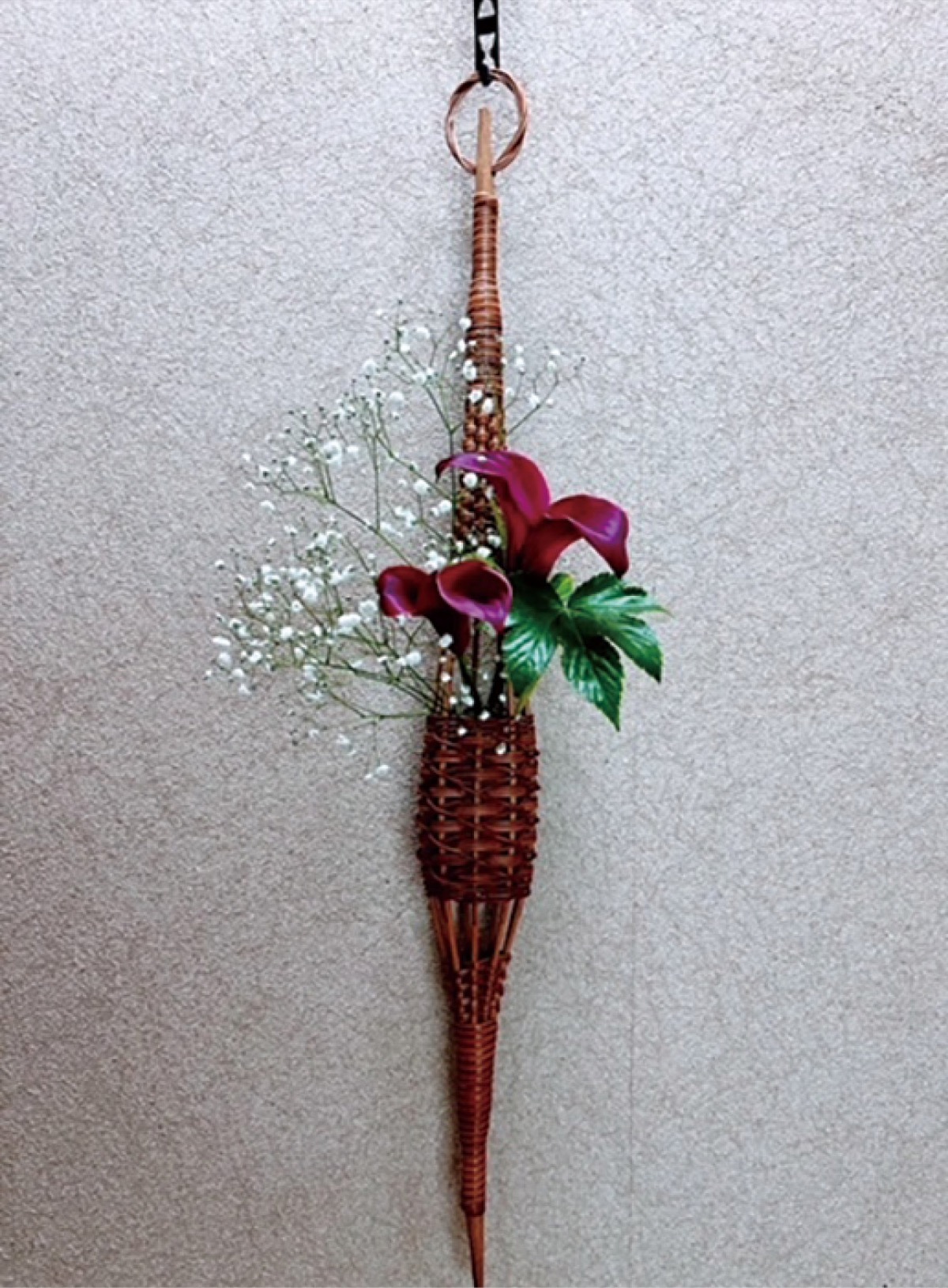 籐のかごに生け花を