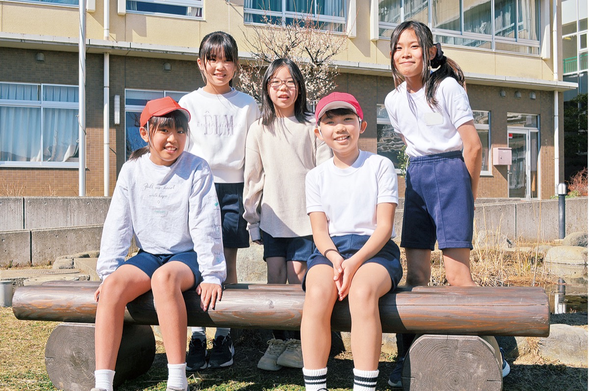 校庭に木製ベンチ設置