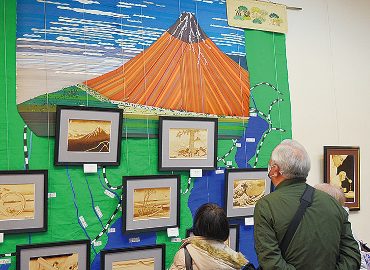 焼き絵と紙紐 協力し大作