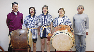 今月7日に和太鼓の演奏を披露した（右から）伊藤眞さん、宮田眞弓さん、石井恵子さん、中原喜代子さんと準備を手伝った結束三郎さん