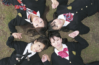 Ｍ＆Ｍのメンバーのみっくさん、Machakoさん、相沢実奈さん、みどりさんの４人（写真左下から時計回り）