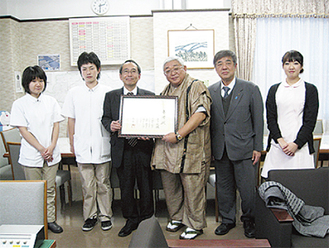 寄付金を贈呈した西井副院長（右から３番目）