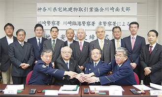 前列左から小嶋署長、松中会長、三橋署長、鈴木署長、後列は式に参加した同支部会員