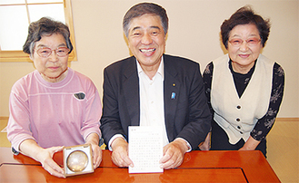 銀杯を手にする吉沢庸子さん（左）、飯塚正良市議（中央）、寺田茂乃さん
