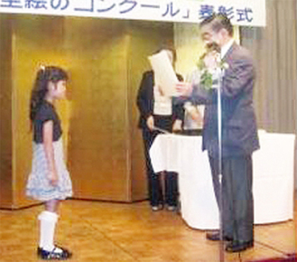 賞状を授与される平井佑加さん（写真左）