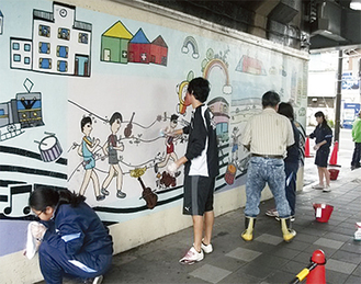 壁画を清掃する川崎中学校の生徒ら