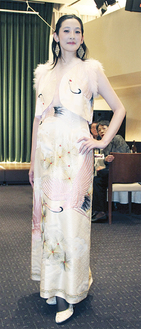 花嫁の打掛けをドレスにリフォームした只木さんの作品