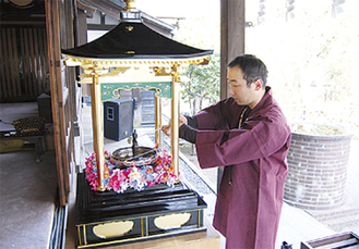 参詣者らは花御堂の誕生仏に甘茶をかける（=了源寺）