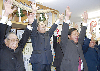 支持者らと万歳する田中氏（左から２番目）