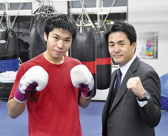 激しいトレーニングに汗を流す黒田選手（左）と新田会長（右）