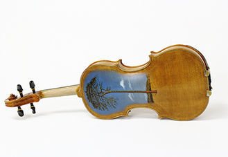 演奏家がリレー形式で音を奏でる被災木材でつくられたバイオリン（写真提供／命をつなぐ木魂の会）