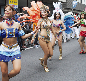 きらびやかな衣装を纏ったダンサー達が、迫力あるダンスを披露した