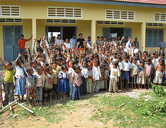 チャリティカットで09年に完成させたカンボジアの小学校
