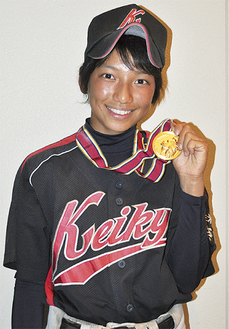 優勝メダルを手にする田中さん