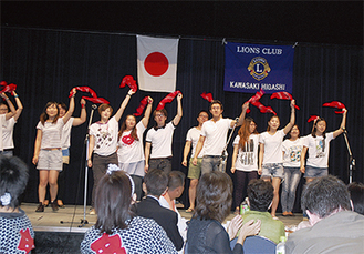 ライオンズメンバーに歌や踊りを披露する留学生
