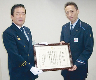 山口高広消防署長と後藤さん（右）