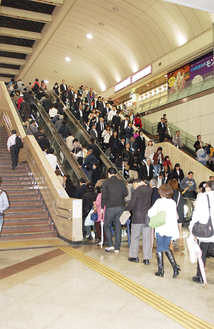 午後6時頃の川崎駅東口エスカレーター。多くの往来がある