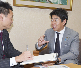 川崎のビジョンについて語る福田市長（右）