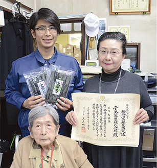 堂本典子代表取締役（右）と取締役副社長の正也さん（左上）、先代社長夫人の歌子さん（左下）