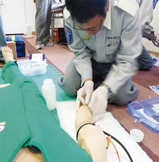 処置範囲拡大に合わせて静脈路確保（点滴）の講習を受ける救急救命士