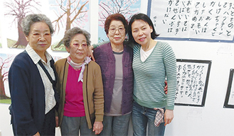 （左から）作品とともに立つ金芳子さん、徐類順さん、呉琴祚さん。一番右は釜山でハルモニの生活などの援助を行うキム・チャルムさん