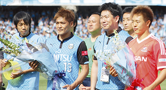 福田市長（右から2番目）から激励を受けた大久保選手（右から3番目）