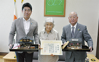 左から福田市長、小嶋さん、斎藤文夫川崎市観光協会会長