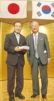 洪前富川市長（左）と並ぶ斎藤会長
