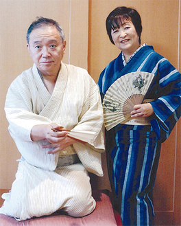 塚越中学校元教頭の寿々女さん（左）とハニー夫妻