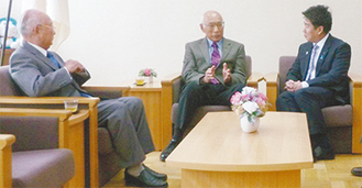 福田市長（右）と歓談する中澤氏、左は斎藤文夫市観光協会会長
