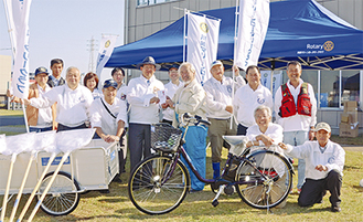 川崎マリーンＲＣが小泉理事長（右から５人目）に備品を寄贈
