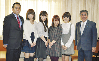 議長室を訪れた（左から）長嶺さん、伊東さん、前田さん、伊藤さん