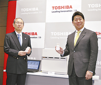 共同開発した衛生管理用検査キットを手にする福田市長（右）と綱川社長（左）