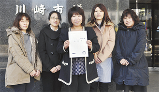 請願書を提出した川口律子さん、東春美さん、伊東悦子さん、佐藤千夏さん、千代田利枝さん（左から）