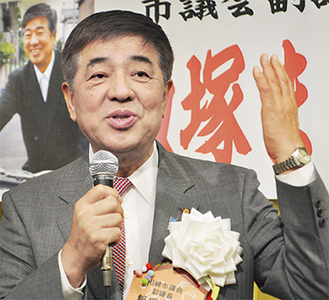 自らの政策を主張する飯塚市議