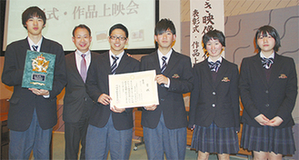 表彰式に出席した（左から）斯波さん、瀧村課長、長渡光希さん、中山さん、大久保愛莉さん、内藤さん