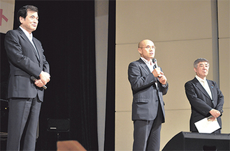 飯塚市議（右）、城島元財務相（左）との鼎談で現況を報告した桜井市長