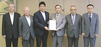 福田市長（左から３番目）に要望書を手渡す経済、観光団体関係者