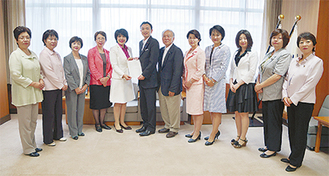 申し入れを行った女性議員と石田議長、菅原進副議長（左から６、７番目）