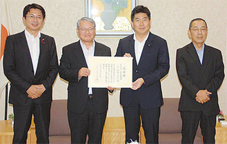 感謝状を手にするＪＦＥスチール京浜協力会（左）と福田市長
