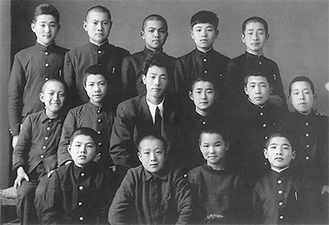 1952年に撮影された富士見中学の生徒ら