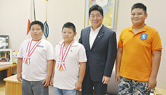 福田市長（右から２番目）を囲むクリストファーさん（右）、小原さん（左）、増田さん